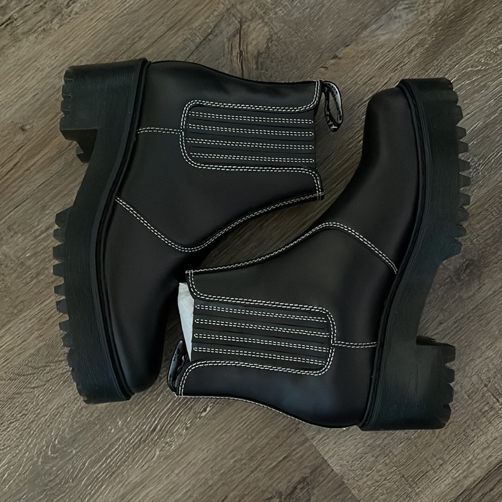 NWT Dr. Martens Rometty Atlas Contrast stitch Leather Boots sz 8